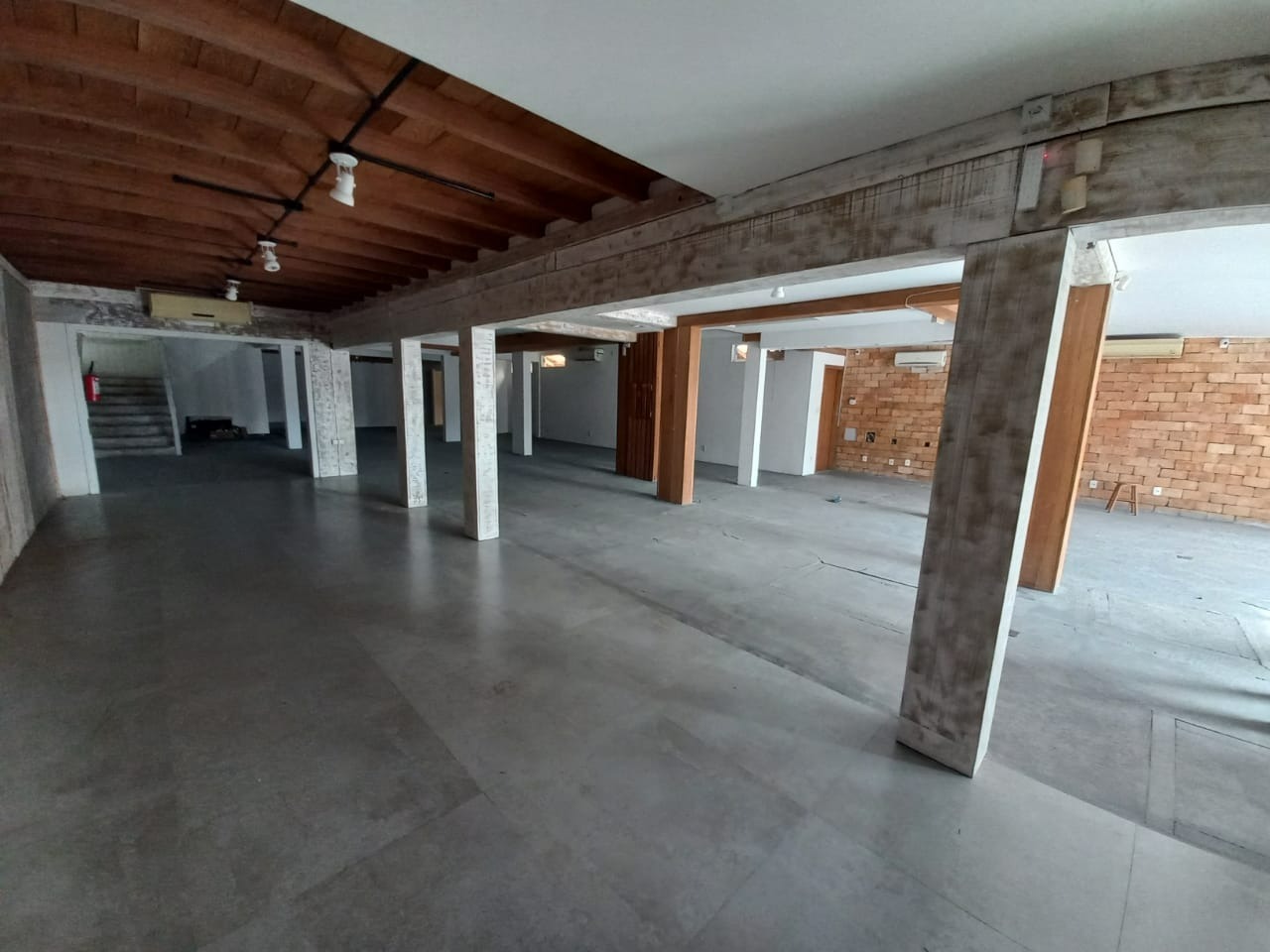 Comercial com 0 quartos à venda, 879m² em Barreiros, São José, SC