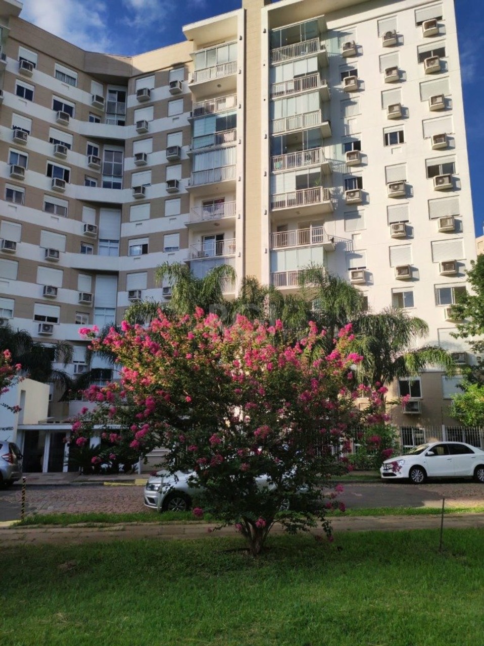 Apartamento com 2 quartos para alugar, 74m² em Rua Aracaí, Vila Ipiranga, Porto Alegre, RS
