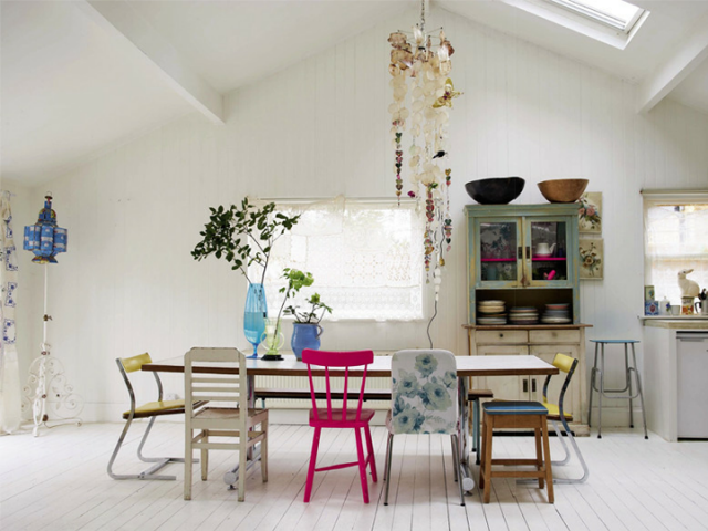 A cadeira rosa garante um ponto focal na cozinha, deixando-a mais bonita.