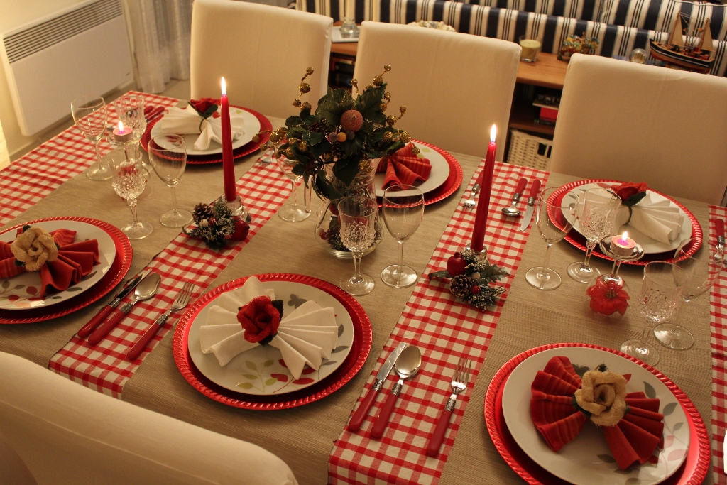 A disposição dos pratos, talheres, copos e enfeites deve ser pensada para garantir harmonia à decoração da mesa | Foto: Busca Fast.