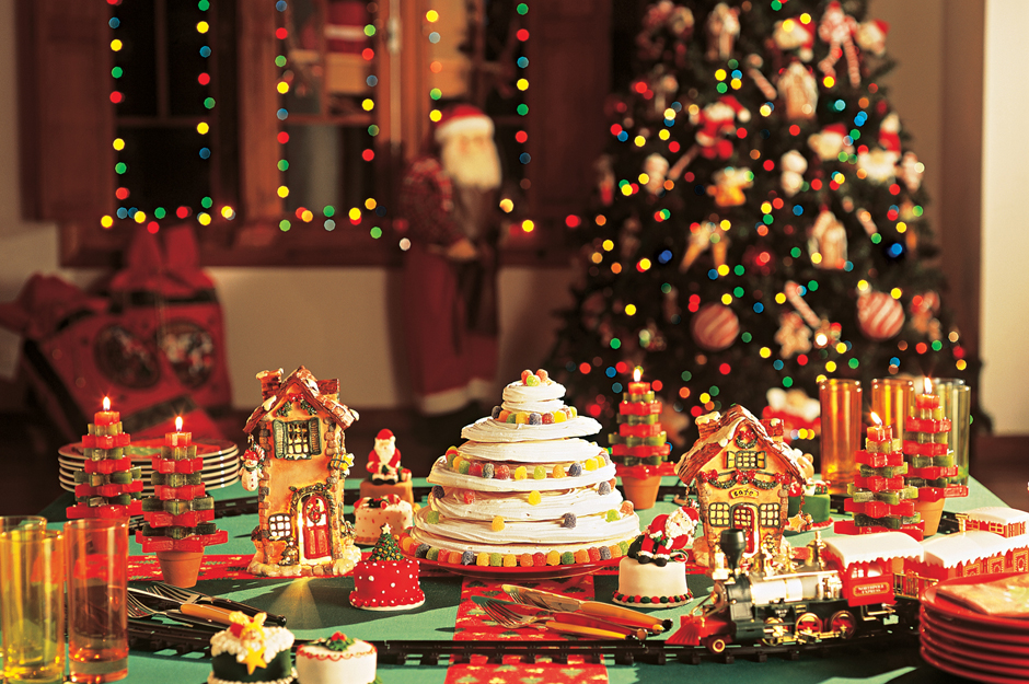 A mesa para a ceia de Natal deve ser decorada de acordo com o restante da ornamentação natalina da sua casa | Foto: Busca Fast.