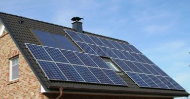 construção sustentável - telhado com painéis solares