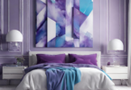 imagem de um quarto com cama quadro e abajur da cor roxo branco e azul
